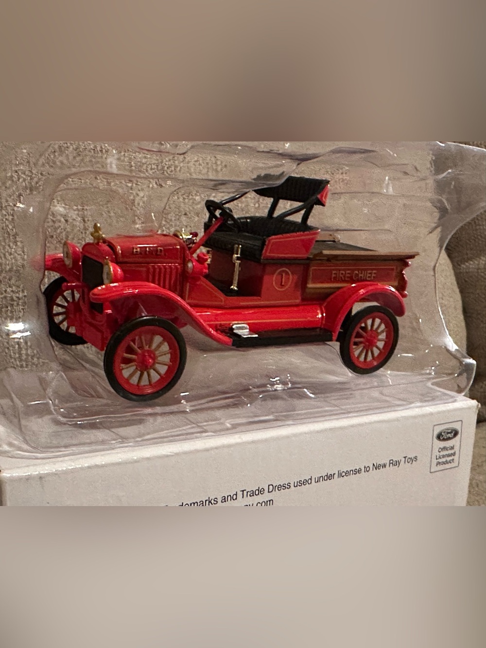 NEW 1922 Ford Red Fire Engine Model Car (1:32). Officially Licensed Product